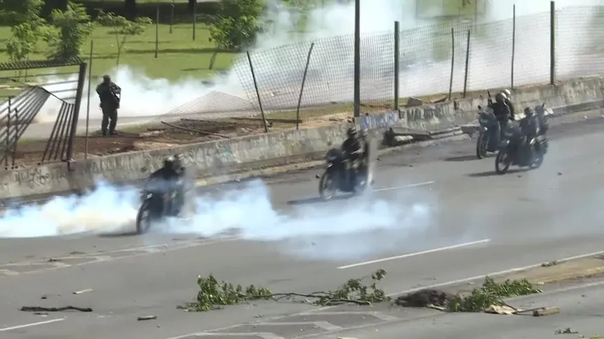 Bloqueo de calles en protesta contra Maduro deja heridos de bala