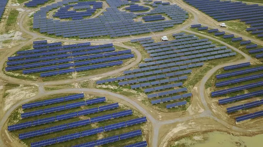 Vista aérea de los paneles solares de la planta de energía solar Panda en Datong (China).