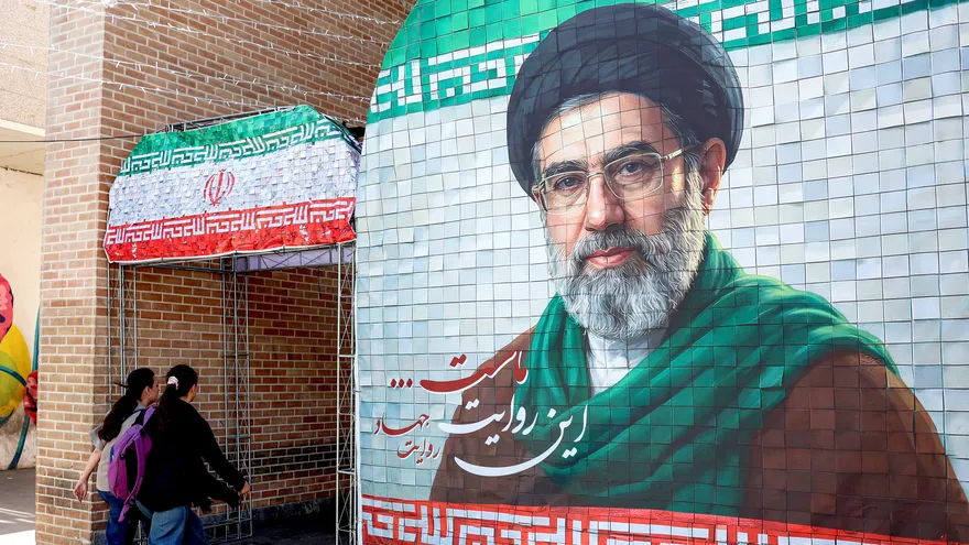 Mural representativo del actual líder supremo de Irán, el ayatolá Mojtaba Khamenei, en una calle de Teherán el 6 de mayo de 2026
