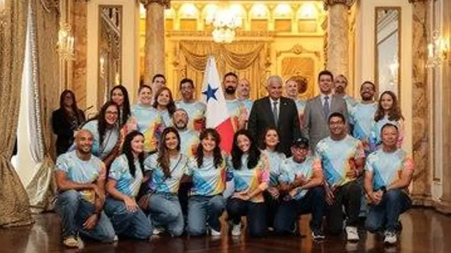 Entrega de la bandera de Panamá a la delegación  que competirá en el Mundial de Distancia 2025