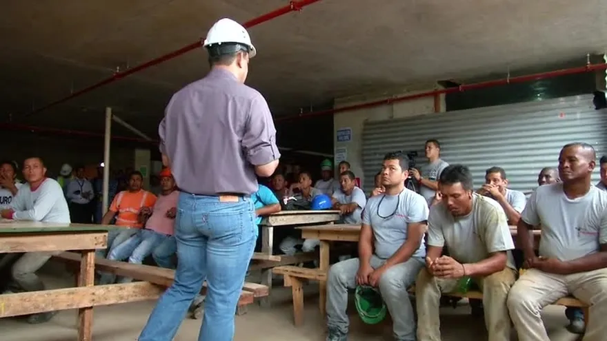 Ministro de Trabajo anuncia mano dura a dueños de construcciones