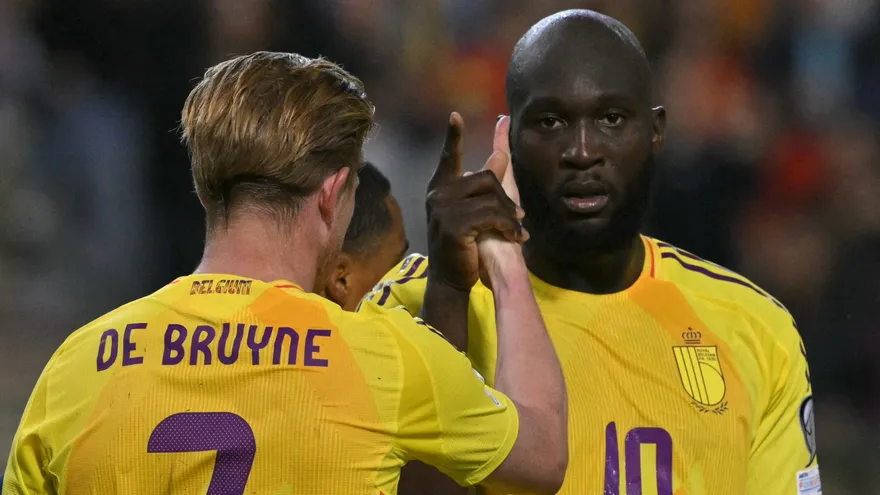 Romelu Lukaku (de frente) celebra con Kevin de Bruyne