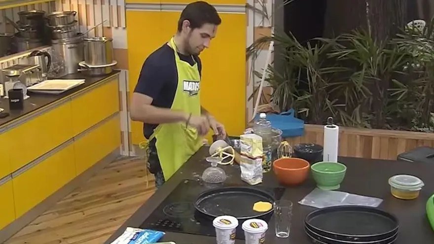 Alejandro repostero por un día para sus hermanitos