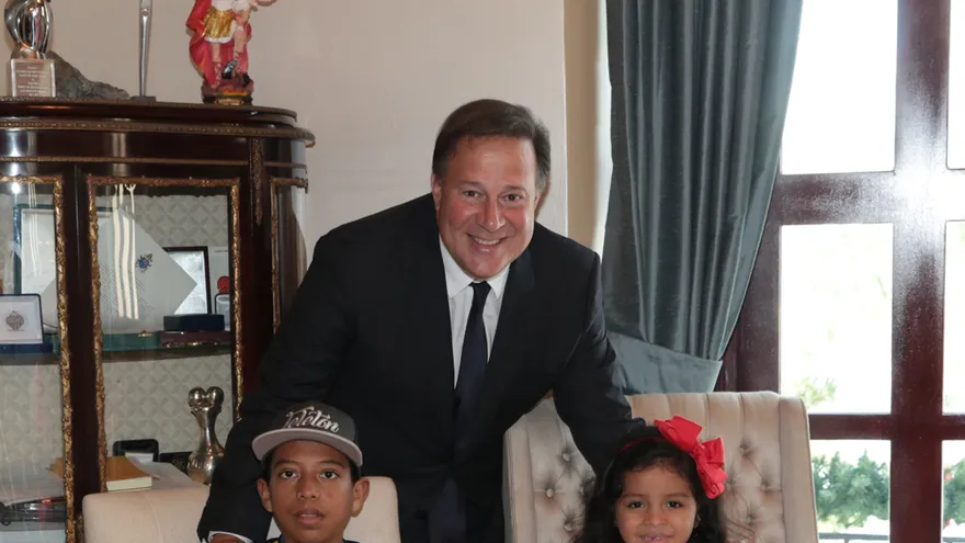 Presidente Varela con los Niños Símbolo 2017