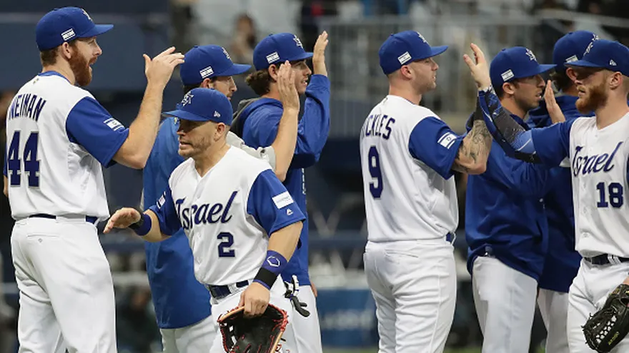 Jugadores de Israel se felicitan por la victoria ante Holanda en el Clásico Mundial de Béisbol