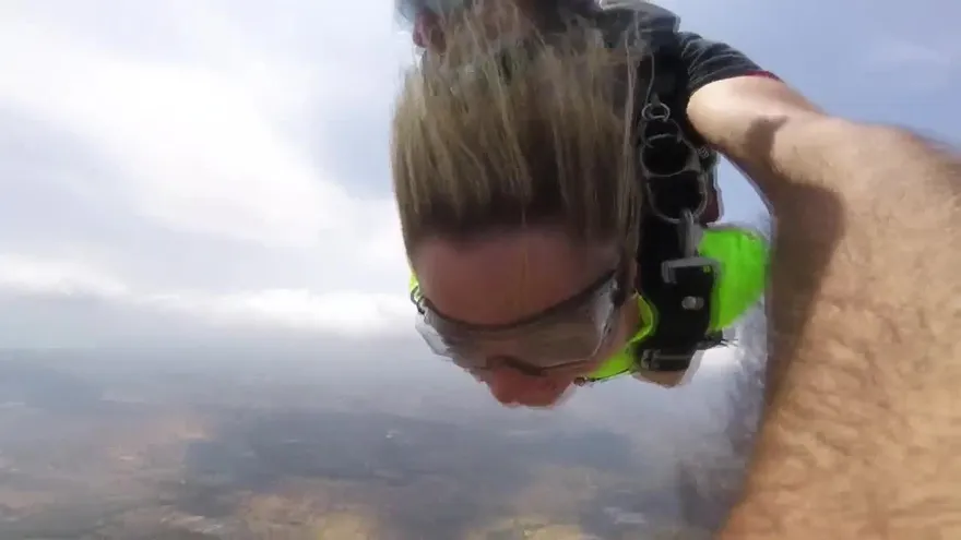 ¡Revive cómo las cobras se tiraron de paracaídas para pagar su castigo!