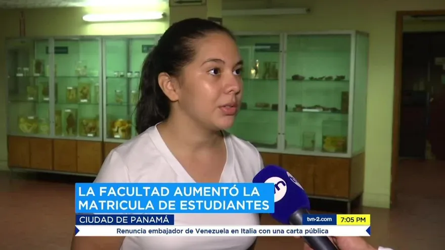 Estudiantes reciben clases hacinados en las aulas