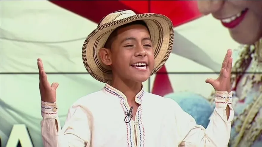 El pequeño orador que rinde honor la patria