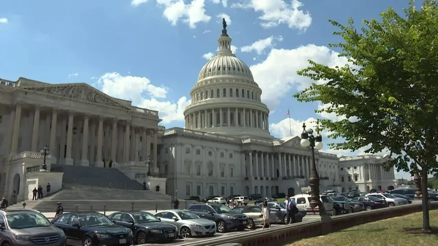 Facebook defiende plan de moneda virtual ante un escéptico Senado de EEUU