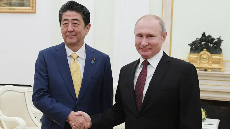 El presidente ruso, Vladimir Putin y el primer ministro japonés, Shinzo Abe, durante un encuentro celebrado en Moscú (Rusia) el pasado mes de enero