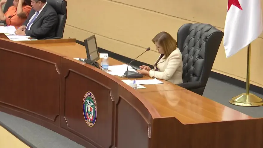 Surgen reacciones por cheques que entregó TCT a algunos diputados