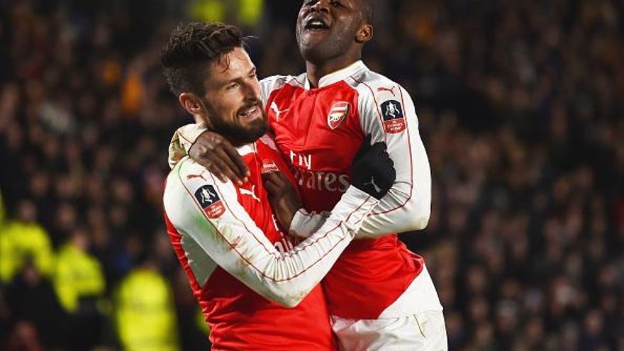 Oliver Giroud (i) y Joel Campbell (d) celebran