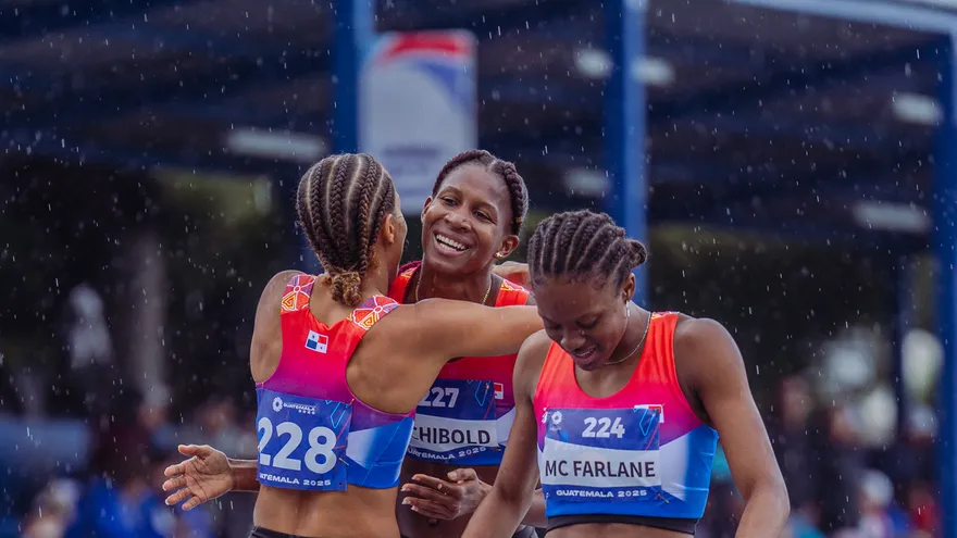 Integrantes del equipo femenino de Panamá celebra tras la conquista de los relevos 4x100 metros en los Juegos Centroamericanos Guatemala 2025