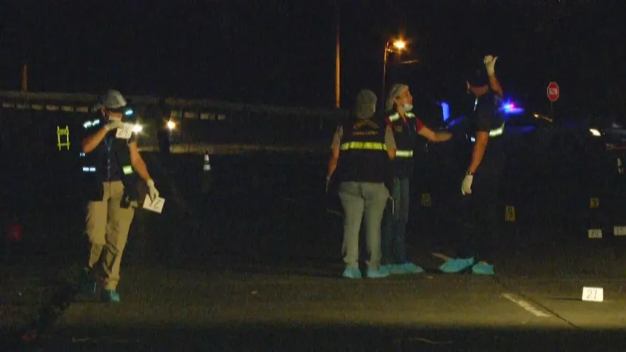 Funcionarios de Criminalística al momento de recabar las pruebas en el lugar del atropello al colombiano colombiano José Amín Cadenas.