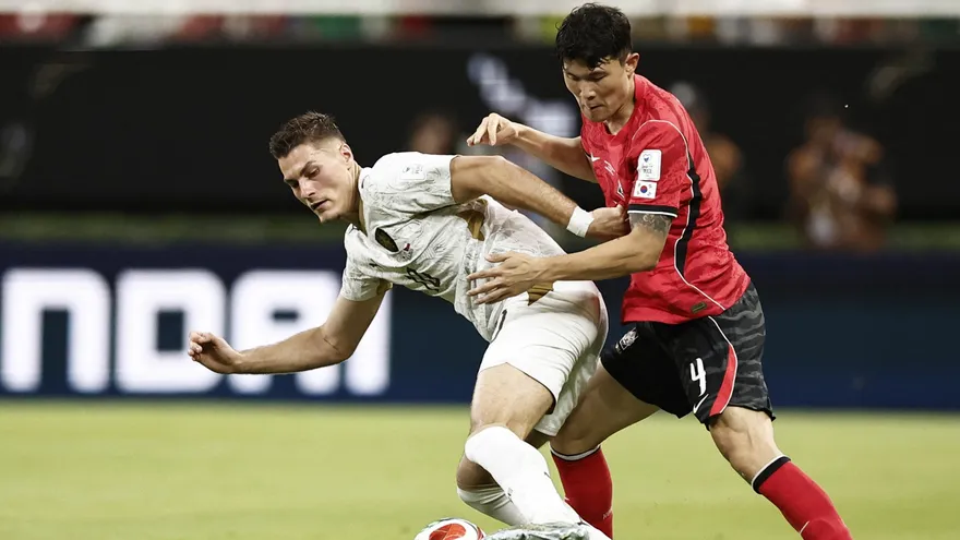 Patrick Schick (i) durante el partido entre República Checa y Corea del Sur