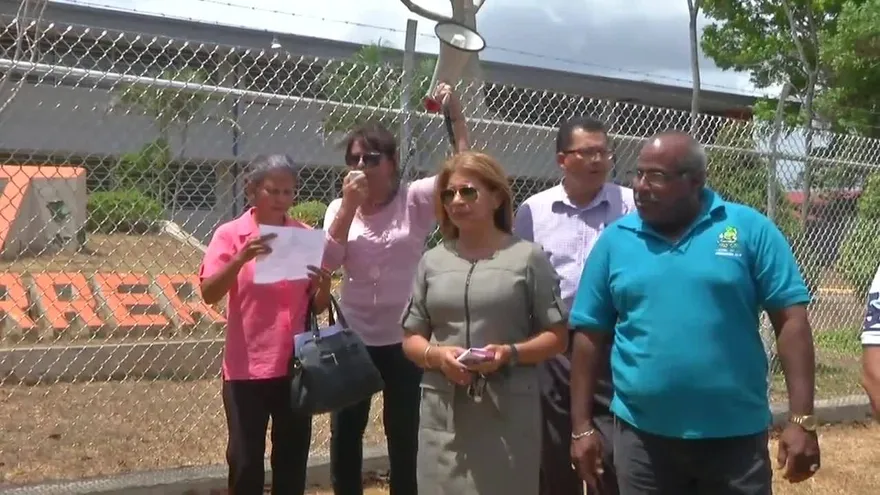 Profesores del IPTCH protestan para exigir entrega de instalaciones