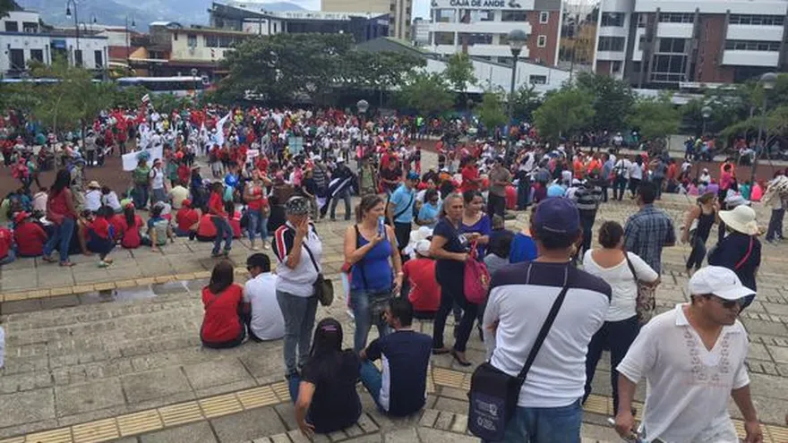 Costa Rica: Masivas protestas de trabajadores y taxistas toman la capital