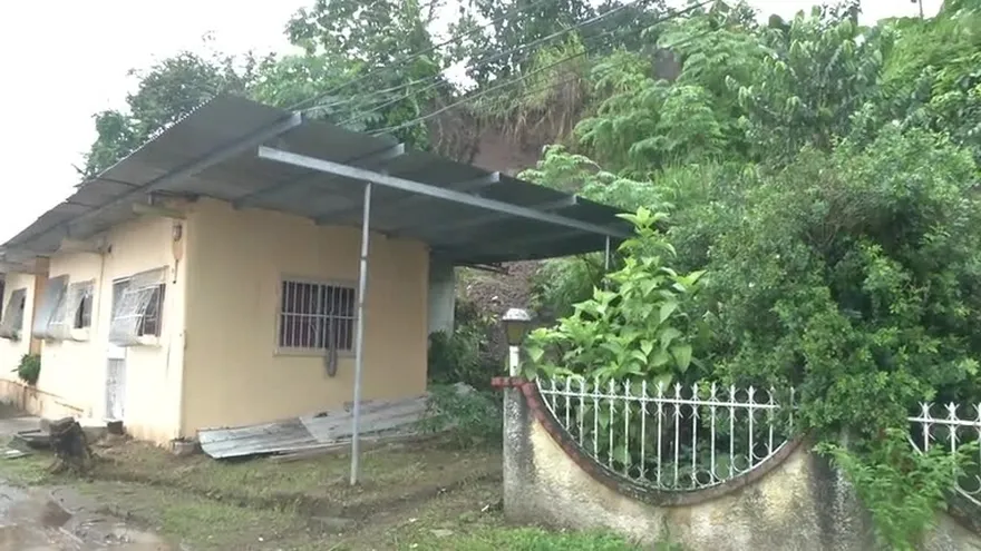 Familias viven con temor por muro a punto de colapsar