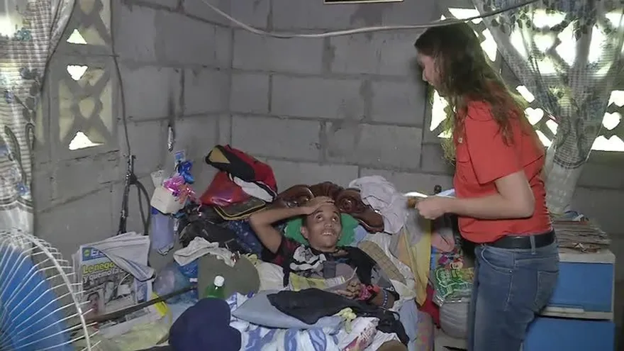 Una luz de esperanza ilumina a un ángel.