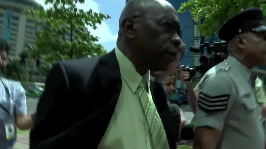 Warner lanza campaña para limpiar su nombre