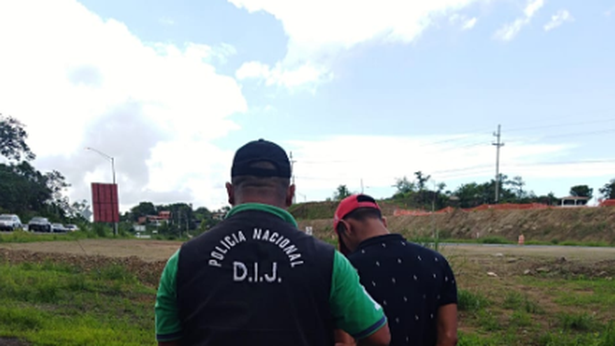 Hurtaban artículos a vehículos de bañistas en playa Malibú