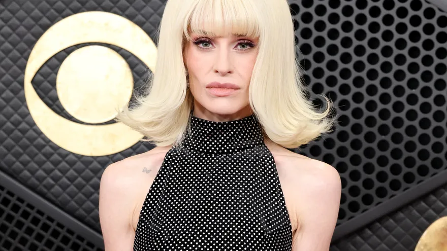 Kelly Osbourne atiende la ceremonia de los Grammy