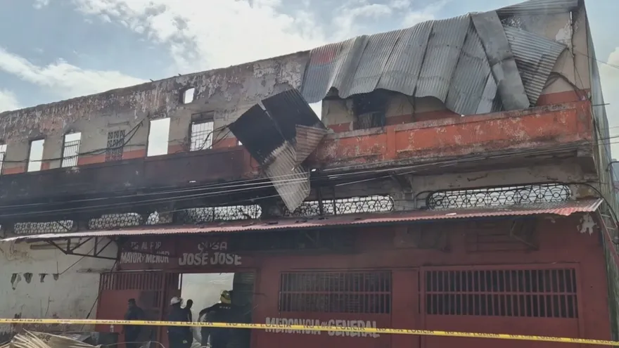 Autoridades gestionan hotel y asistencia para familias afectadas por incendio en edificio de Colón