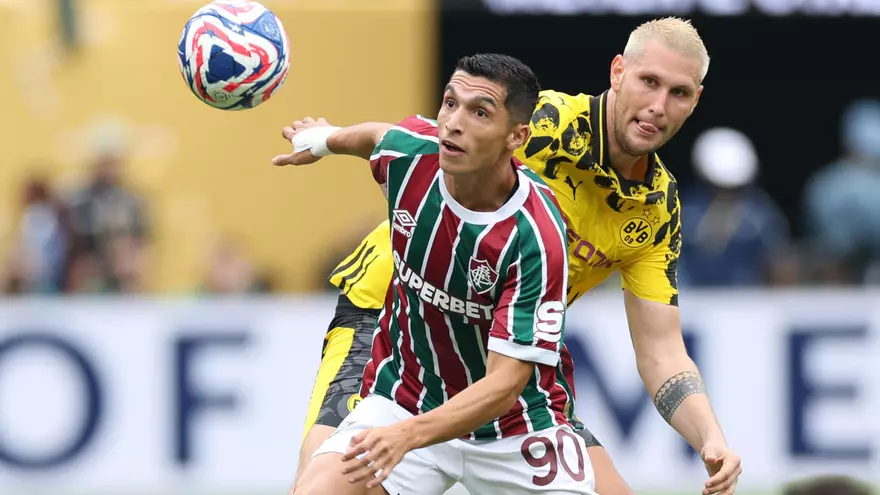 Kevin Serna (i) y Niklas Suele (d) disputan el balón durante el partido entre Fluminense y Borussia Dortmund