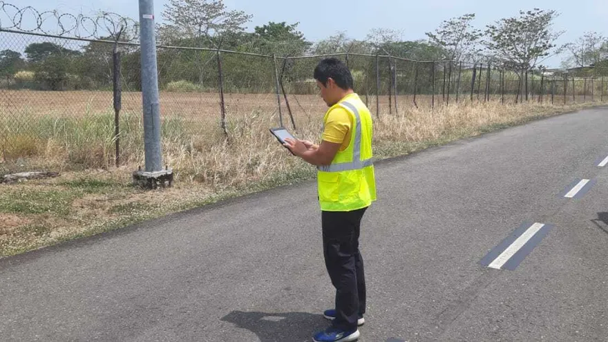Personal del aeropuerto en las labores de control de fauna.