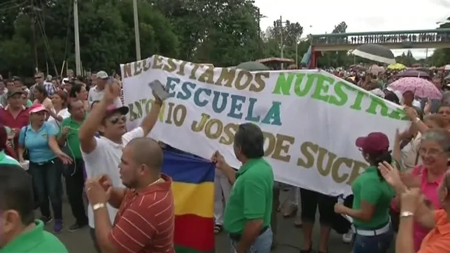 Docentes de Chiriquí en paro y cierran calles