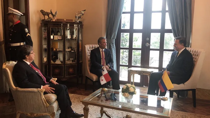 Presidentes de Panamá y Colombia  se reúnen en la presidencia