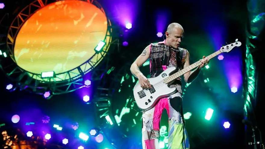 En la imagen, el bajista de la banda estadounidense Red Hot Chili Peppers, Michael 'Flea' Balzary.