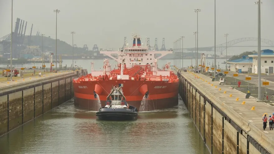 Canal ampliado de Panamá recibe a su primer gigante petrolero
