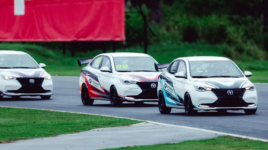 Vehículos sobre la pista del Autódromo de Panamá