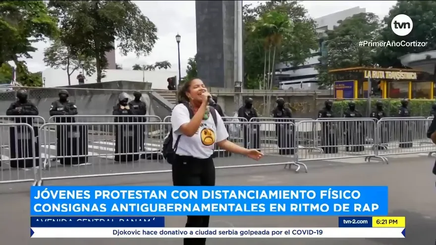 Jóvenes protestan con distanciamiento físico al ritmo de rap