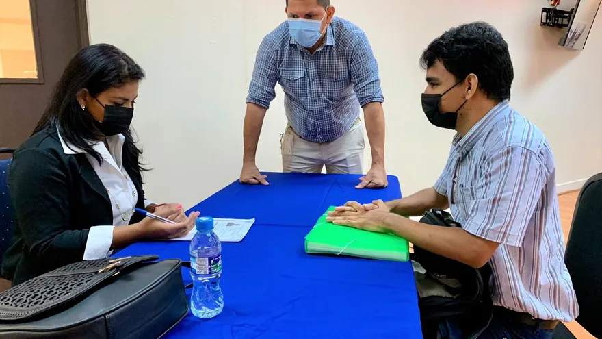 Personas con  discapacidad acuden al reclutamiento.