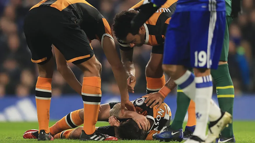 Ryan Mason yace en la cancha tras el choque de cabezas con Gary Cahill