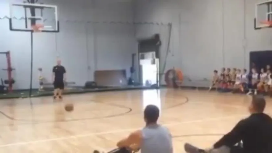 Stephen Curry la mete sentado y desde el centro del campo