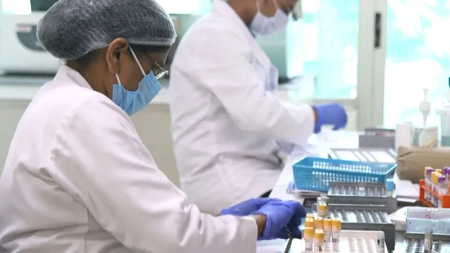 Johnson & Johnson detiene ensayos de vacuna anti-covid-19 por un participante enfermo