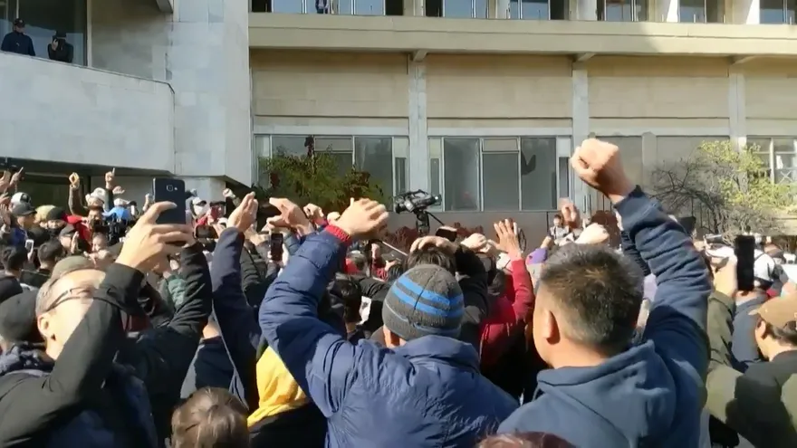 El presidente de Kirguistán dimite tras 10 días de caos