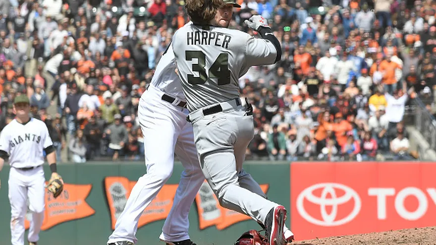 Bryce Harper (34) se pelea con Hunter Strickland (de frente)