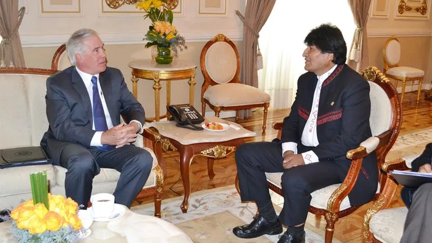 , Evo Morales (d), reunido con el encargado de Negocios de Estados Unidos en Bolivia, Peter Brennan