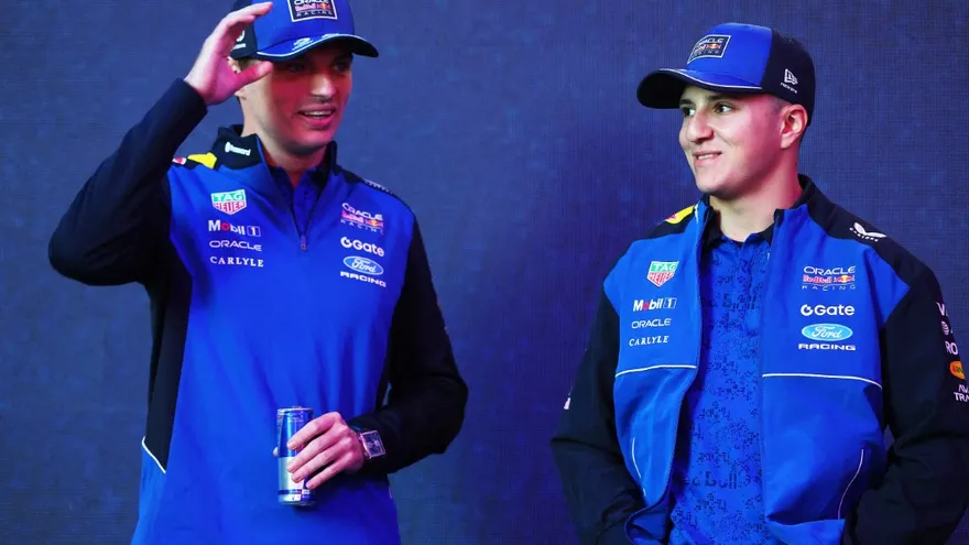 Max Verstappen (i) junto a Isack Hadjar (d)