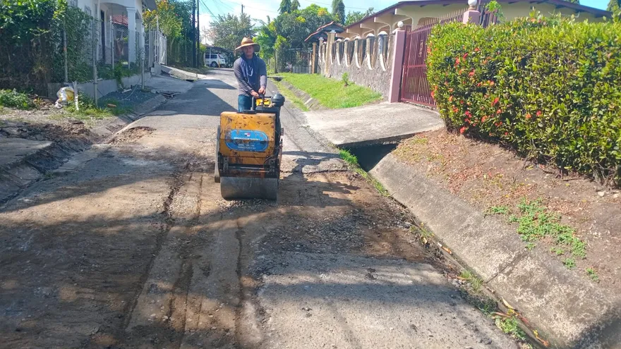 El equipo de trabajo del Ministerio de Obras Públicas realiza labores de parcheo en el sector 1 de Las Margaritas, distrito de Chepo.