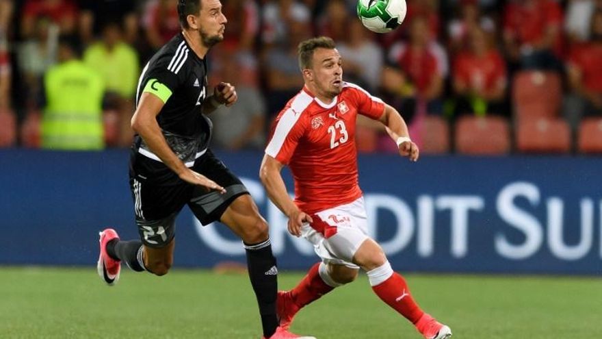 El suizo Xherdan Shaquiri (23) disputa el balón con el bielorruso Yegor Filipenko (21)