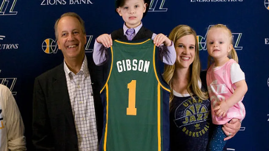 Utah Jazz firman a un niño con leucemia a contrato de un día