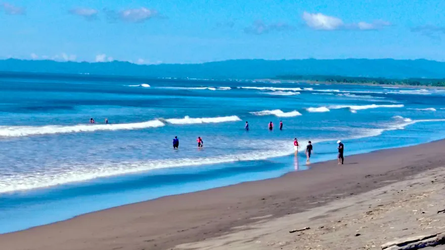 Rescatan a bañistas en playa La Barqueta