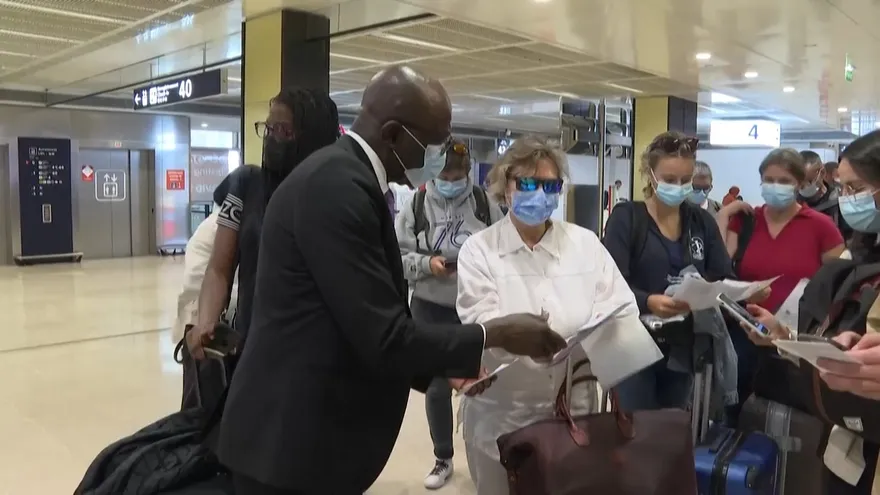 Francia detecta 110.000 pasaportes sanitarios falsos