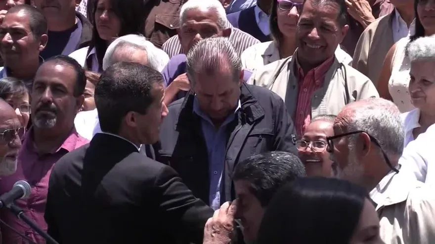 Guaidó anima a los trabajadores públicos de Venezuela a rebelarse contra Maduro