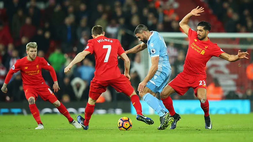Acción del partido entre Liverpool  y Stoke City